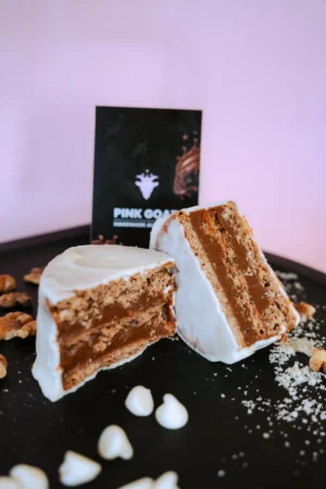 Comprar Alfajor Argentino Bañado en Chocolate Blanco y con doble capa de dulce de leche, detras la tarjeta personal de Pink Goat